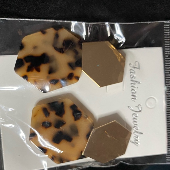 tortoise geometric acrylic drop earrings - Picture 6 of 6